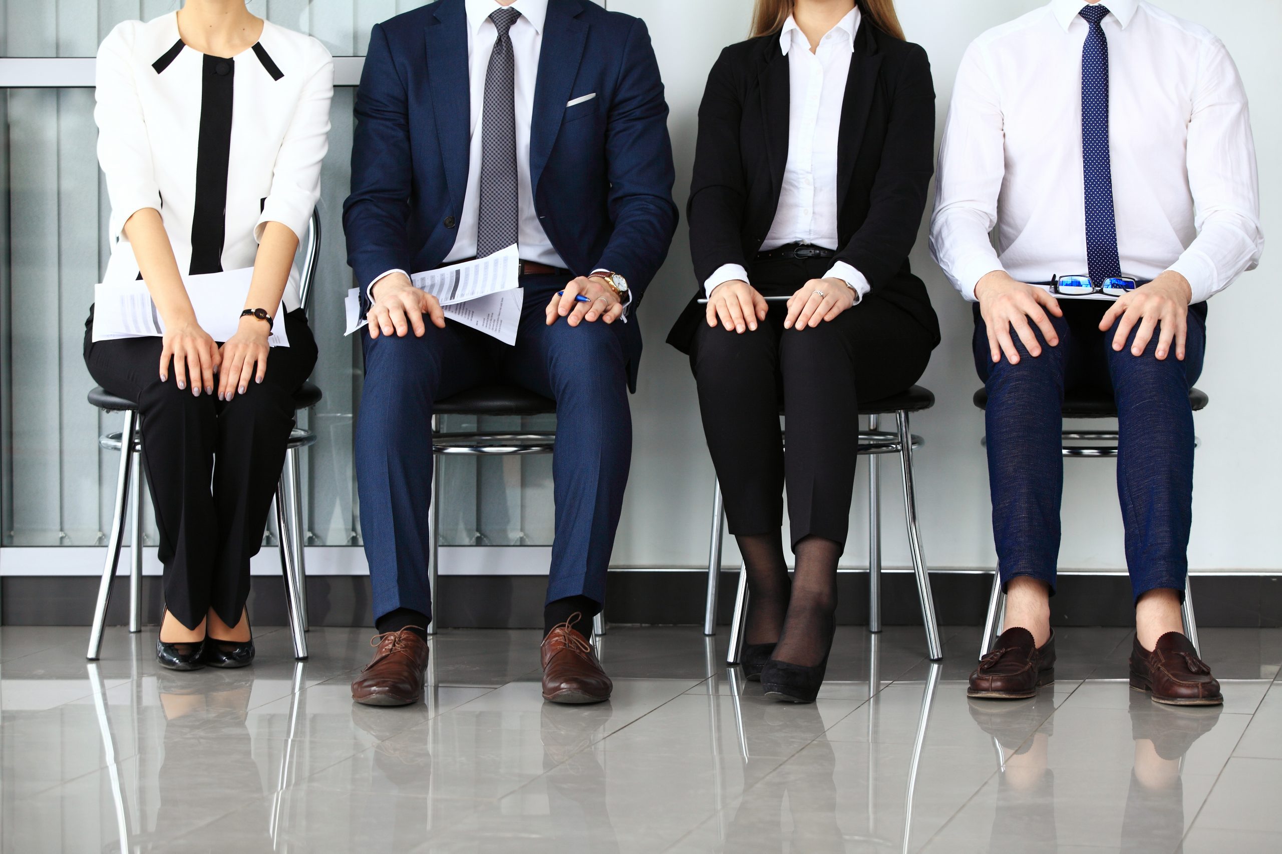Business people waiting for job interview. Four candidates compe Fragekompetenz Bewerbungsgespräch CONVINTO Systemisches Management Coaching Hamburg