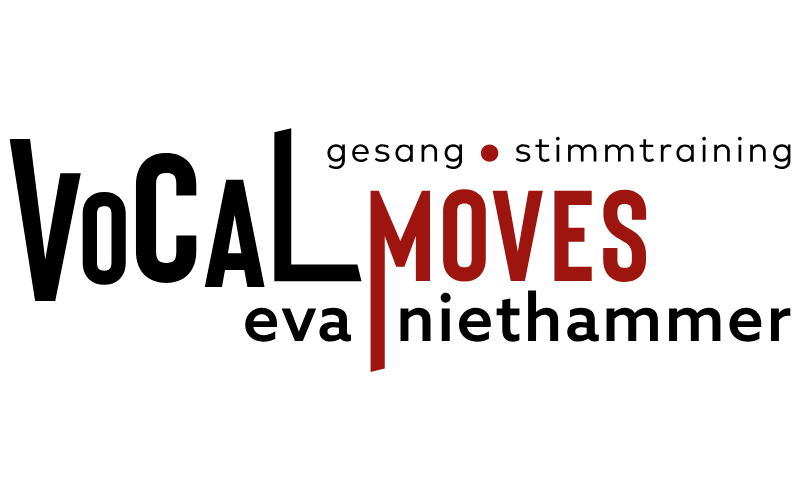 Ein Logo mit einem bordeauxfarbenen und schwarzen Schriftzug.